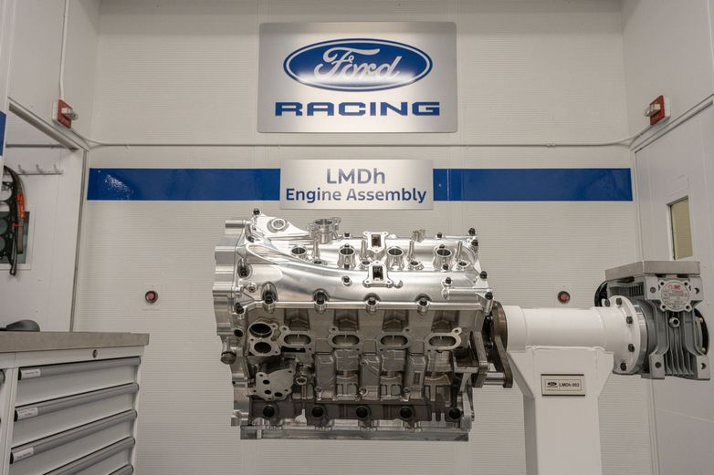 2026_Ford_Hypercar_Engine_Build_11.jpg