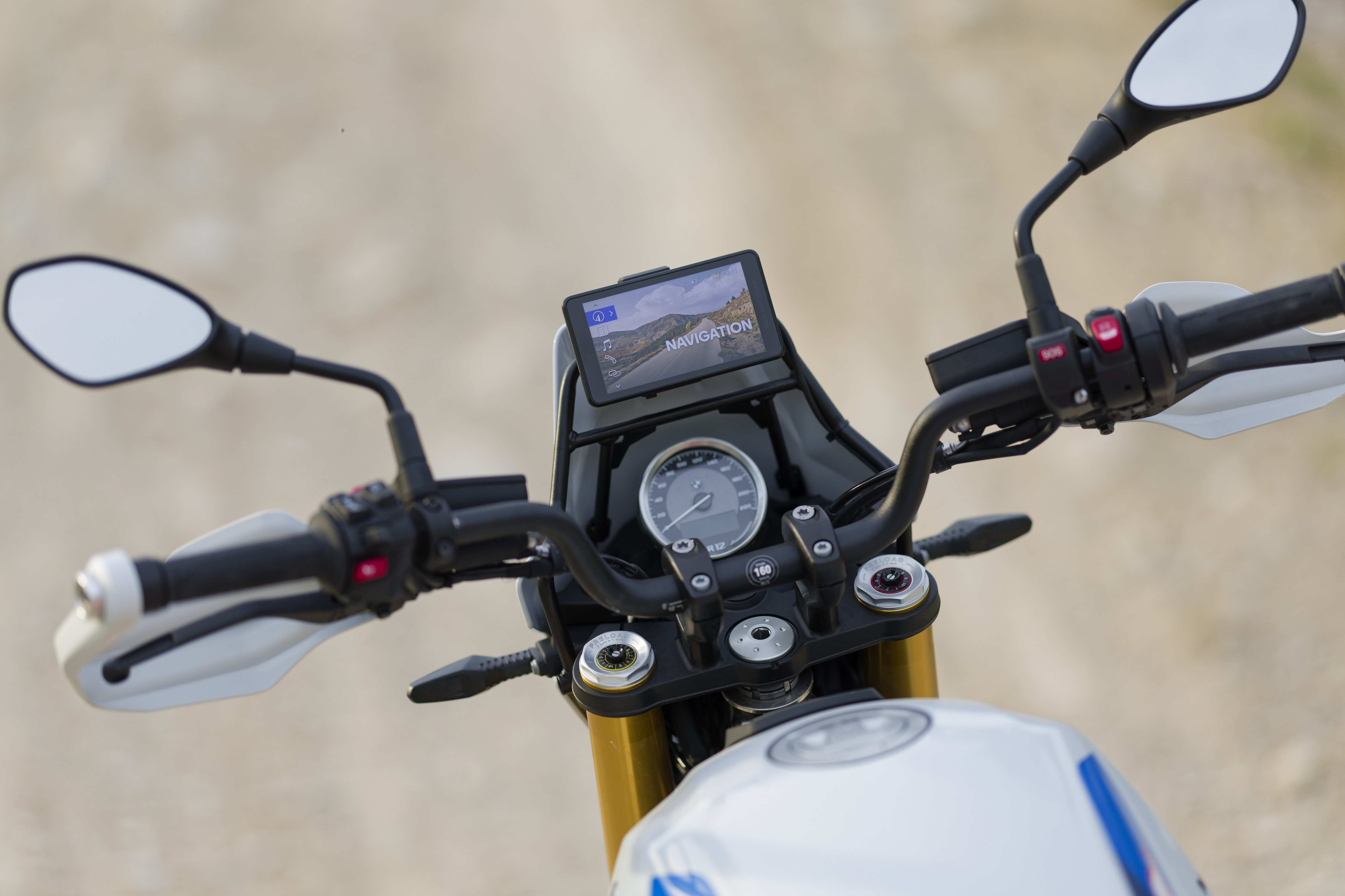 P90647886_highRes_bmw-r-12-g-s-gs-trop.jpg